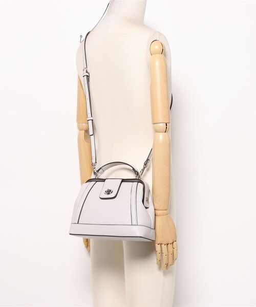 MIAN (ミアン)の「【MIAN】ツイストメタル 2way フラップミニボストン ショルダー付 フェイクレザー 2251-112-1(ショルダーバッグ・レディース・グレイッシュベージュ/ブラック/グレー・FREE)」の6枚目の写真