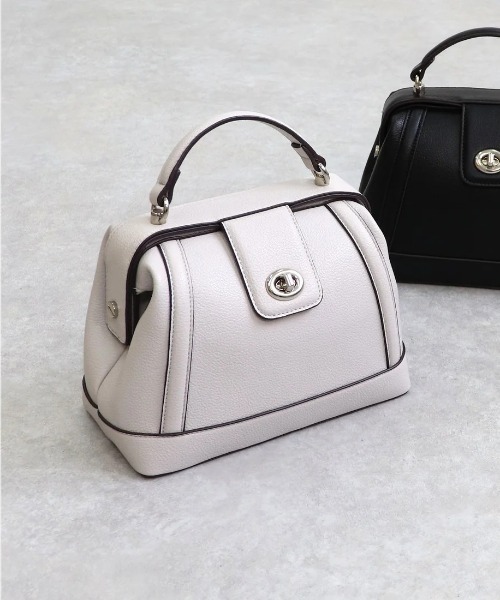 MIAN (ミアン)の「【MIAN】ツイストメタル 2way フラップミニボストン ショルダー付 フェイクレザー 2251-112-1(ショルダーバッグ・レディース・グレイッシュベージュ/ブラック/グレー・FREE)」の2枚目の写真