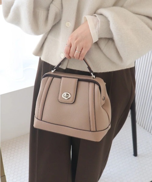 MIAN (ミアン)の「【MIAN】ツイストメタル 2way フラップミニボストン ショルダー付 フェイクレザー 2251-112-1(ショルダーバッグ・レディース・グレイッシュベージュ/ブラック/グレー・FREE)」の3枚目の写真