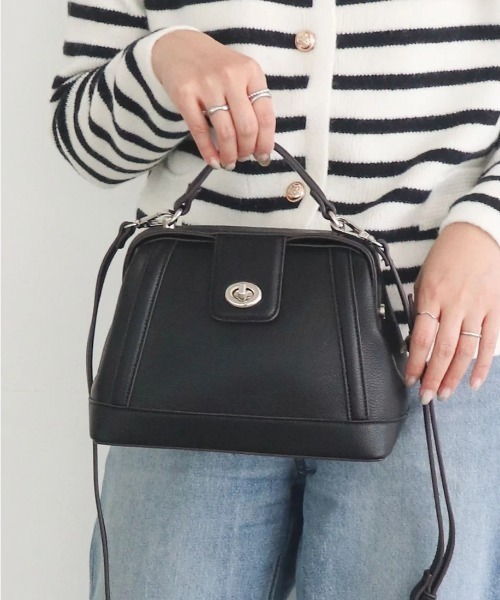 MIAN (ミアン)の「【MIAN】ツイストメタル 2way フラップミニボストン ショルダー付 フェイクレザー 2251-112-1(ショルダーバッグ・レディース・グレイッシュベージュ/ブラック/グレー・FREE)」の1枚目の写真