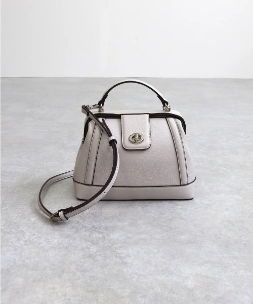 MIAN (ミアン)の「【MIAN】ツイストメタル 2way フラップミニボストン ショルダー付 フェイクレザー 2251-112-1(ショルダーバッグ・レディース・グレイッシュベージュ/ブラック/グレー・FREE)」の7枚目の写真