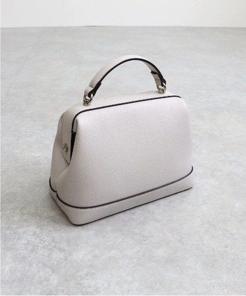 MIAN (ミアン)の「【MIAN】ツイストメタル 2way フラップミニボストン ショルダー付 フェイクレザー 2251-112-1(ショルダーバッグ・レディース・グレイッシュベージュ/ブラック/グレー・FREE)」の8枚目の写真