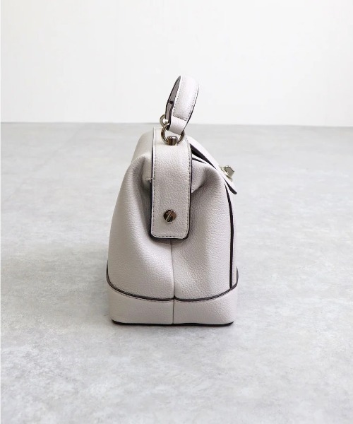 MIAN (ミアン)の「【MIAN】ツイストメタル 2way フラップミニボストン ショルダー付 フェイクレザー 2251-112-1(ショルダーバッグ・レディース・グレイッシュベージュ/ブラック/グレー・FREE)」の9枚目の写真