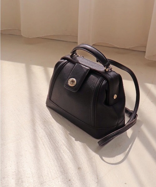 MIAN (ミアン)の「【MIAN】ツイストメタル 2way フラップミニボストン ショルダー付 フェイクレザー 2251-112-1(ショルダーバッグ・レディース・グレイッシュベージュ/ブラック/グレー・FREE)」の13枚目の写真
