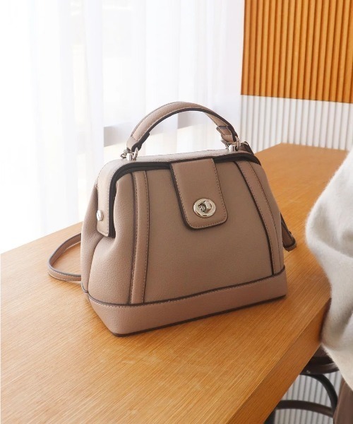 MIAN (ミアン)の「【MIAN】ツイストメタル 2way フラップミニボストン ショルダー付 フェイクレザー 2251-112-1(ショルダーバッグ・レディース・グレイッシュベージュ/ブラック/グレー・FREE)」の16枚目の写真