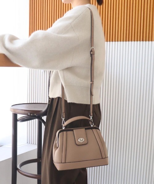 MIAN (ミアン)の「【MIAN】ツイストメタル 2way フラップミニボストン ショルダー付 フェイクレザー 2251-112-1(ショルダーバッグ・レディース・グレイッシュベージュ/ブラック/グレー・FREE)」の17枚目の写真