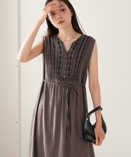 Bab(バブ)の「【S・Mサイズ展開】パネル刺繍ノースリワンピース(ワンピース・レディース・ダークブルー/チャコールグレー/アイボリー・M/S)」の4枚目の写真