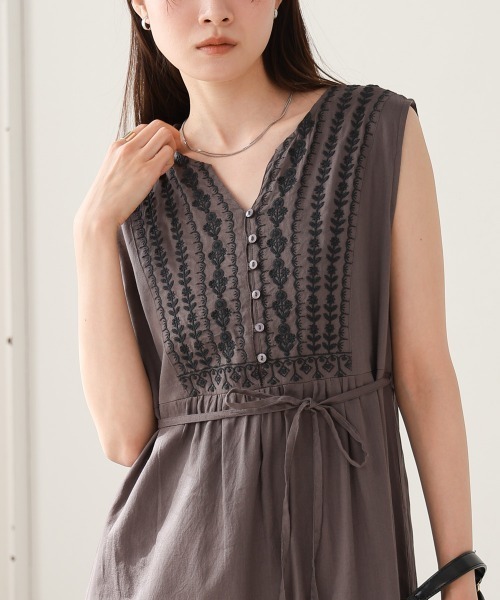 Bab(バブ)の「【S・Mサイズ展開】パネル刺繍ノースリワンピース(ワンピース・レディース・ダークブルー/チャコールグレー/アイボリー・M/S)」の5枚目の写真