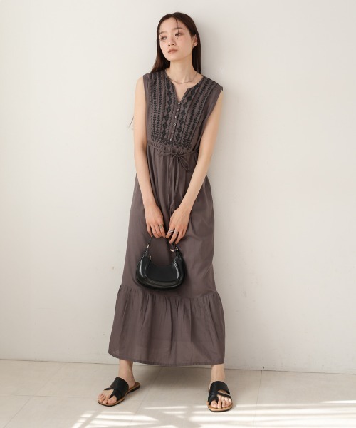 Bab(バブ)の「【S・Mサイズ展開】パネル刺繍ノースリワンピース(ワンピース・レディース・ダークブルー/チャコールグレー/アイボリー・M/S)」の6枚目の写真