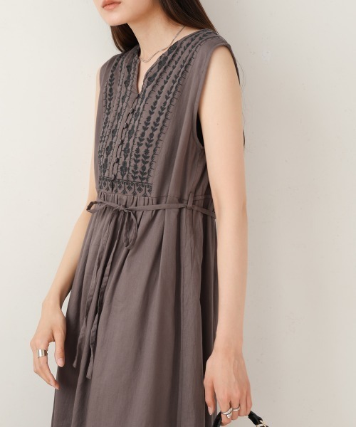 Bab(バブ)の「【S・Mサイズ展開】パネル刺繍ノースリワンピース(ワンピース・レディース・ダークブルー/チャコールグレー/アイボリー・M/S)」の8枚目の写真