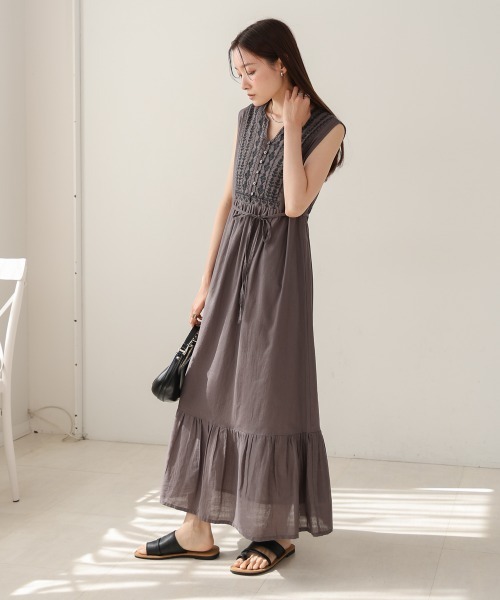 Bab(バブ)の「【S・Mサイズ展開】パネル刺繍ノースリワンピース(ワンピース・レディース・ダークブルー/チャコールグレー/アイボリー・M/S)」の9枚目の写真