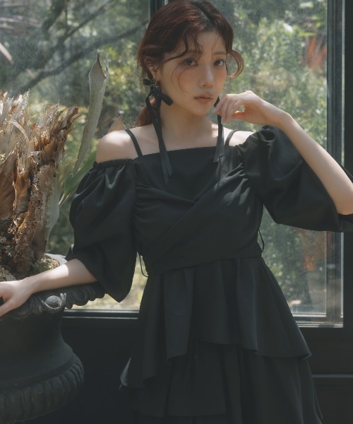 AND COUTURE(アンドクチュール)の「バックリボンペプラムブラウス(シャツ/ブラウス・レディース・ブラック/オフホワイト・FREE)」の2枚目の写真