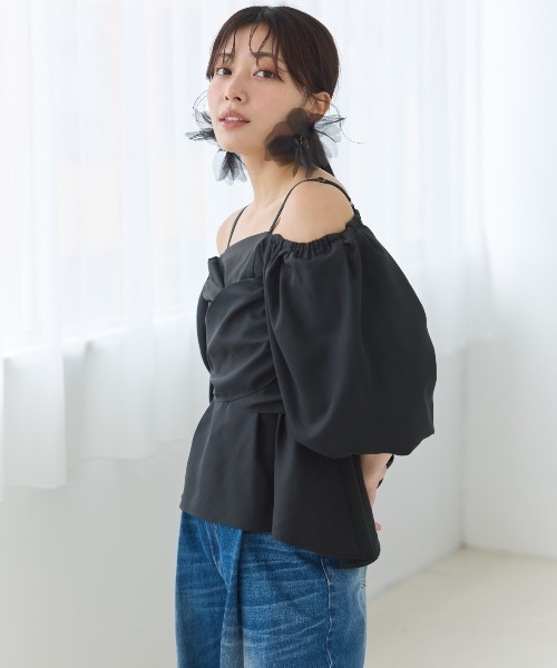 AND COUTURE(アンドクチュール)の「バックリボンペプラムブラウス(シャツ/ブラウス・レディース・ブラック/オフホワイト・FREE)」の7枚目の写真