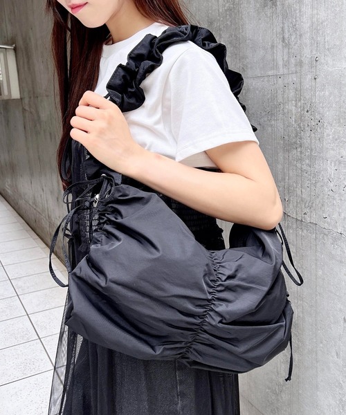 INGNI（イング）の「ギャザーショルダーバッグ（ショルダーバッグ・レディース・オフホワイト/ブラック系その他/ブラック・-）」の9枚目の写真