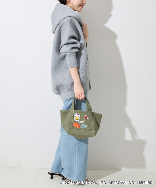 SLOBE IENA(スローブイエナ)の「《WEB限定/追加2》Hello Kitty ワッペンランチトートバック(クラッチバッグ・レディース・レッド/カーキ・FREE)」の4枚目の写真