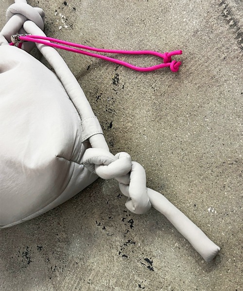 Magine（マージン）の「cheek チーク puff kinchaku 2WAY tote パフ巾着2WAYショルダーバッグ（ショルダーバッグ・レディース・ブラック/グレー/パープル/イエロー・FREE）」の20枚目の写真