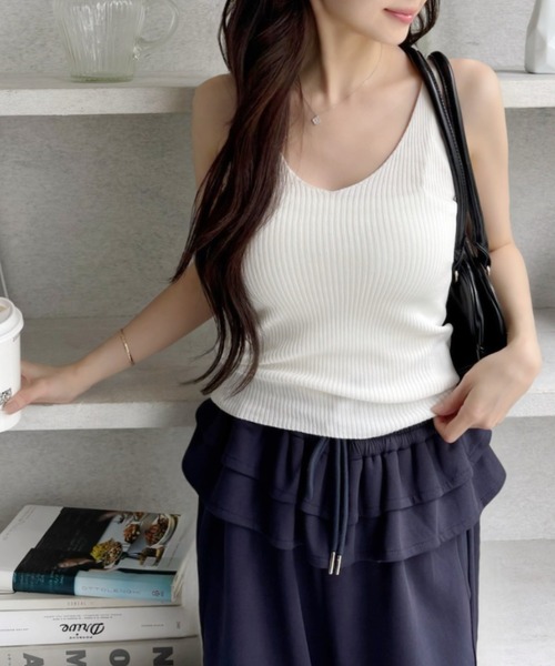 TREOVER(トレオーバー)の「デコルテラインを綺麗に見せる♪ Vネックリブタンク ノースリーブ インナー(タンクトップ・レディース・オフホワイト/ライトブラウン/ブラック/アイボリー/ライトブルー/ピンク/ライトグリーン・FREE)」の1枚目の写真