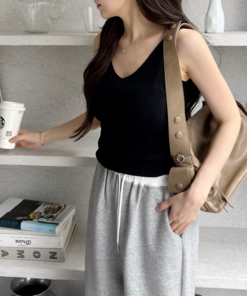TREOVER(トレオーバー)の「デコルテラインを綺麗に見せる♪ Vネックリブタンク ノースリーブ インナー(タンクトップ・レディース・オフホワイト/ライトブラウン/ブラック/アイボリー/ライトブルー/ピンク/ライトグリーン・FREE)」の14枚目の写真