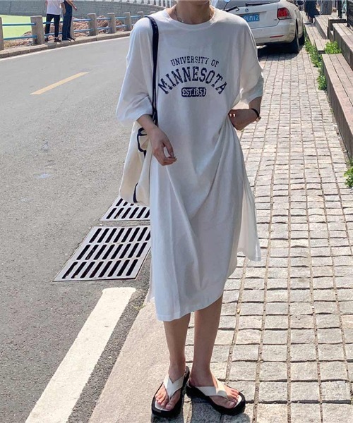 maison de LATIR(メゾンドラティール)の「大人カジュアルで春 夏から着こなせるロゴワンピース(ワンピース・レディース・グレー/ブラック/ホワイト・FREE)」の2枚目の写真
