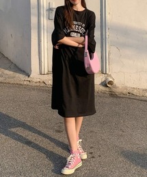 大人カジュアルで春 夏から着こなせるロゴワンピース