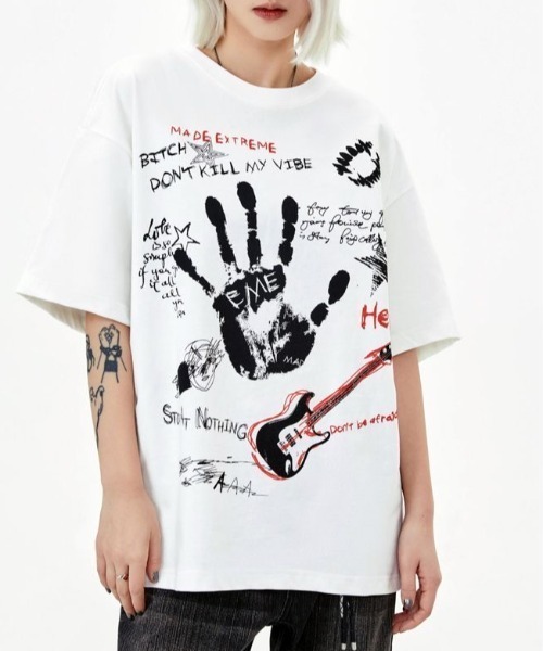 【boohoo】ワールドワイドグラフィティプリントTシャツ セール】グラフィティプリントルーズTシャツ（Tシャツ