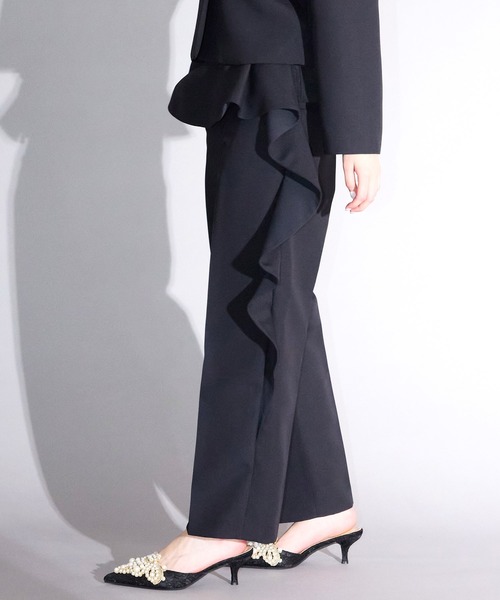 Ranerrh（ラネリ）の「ダブルクロスフリルパンツ【喪服・礼服】【入卒式・結婚式】【セットアップ展開有】【オフィス/ビジネス/デイリーにも使える】【秋冬用】（スーツパンツ・レディース・ブラック・38/40）」の2枚目の写真