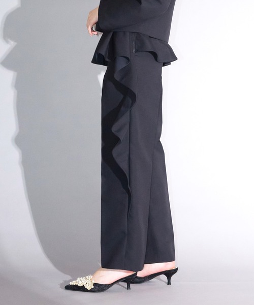 Ranerrh（ラネリ）の「ダブルクロスフリルパンツ【喪服・礼服】【入卒式・結婚式】【セットアップ展開有】【オフィス/ビジネス/デイリーにも使える】【秋冬用】（スーツパンツ・レディース・ブラック・38/40）」の3枚目の写真