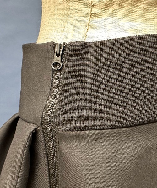 Ranerrh（ラネリ）の「ダブルクロスフリルパンツ【喪服・礼服】【入卒式・結婚式】【セットアップ展開有】【オフィス/ビジネス/デイリーにも使える】【秋冬用】（スーツパンツ・レディース・ブラック・38/40）」の11枚目の写真