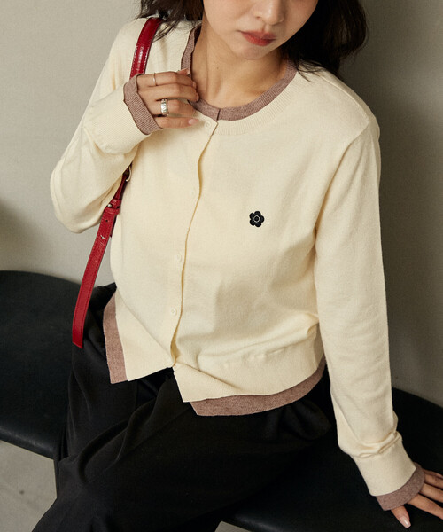 PUBLUX（パブリュクス）の「<新色追加> MARY QUANT × PUBLUX/マリークワント ワンポイント刺繍 レイヤード風 ニットカーデ　限定展開（カーディガン/ボレロ・レディース・ブラック/オフホワイト/グレー/ワインレッド/ネイビー/ピンク・ﾌﾘ-）」の22枚目の写真