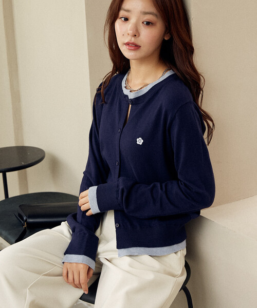 PUBLUX（パブリュクス）の「<新色追加> MARY QUANT × PUBLUX/マリークワント ワンポイント刺繍 レイヤード風 ニットカーデ　限定展開（カーディガン/ボレロ・レディース・ブラック/オフホワイト/グレー/ワインレッド/ネイビー/ピンク・ﾌﾘ-）」の9枚目の写真