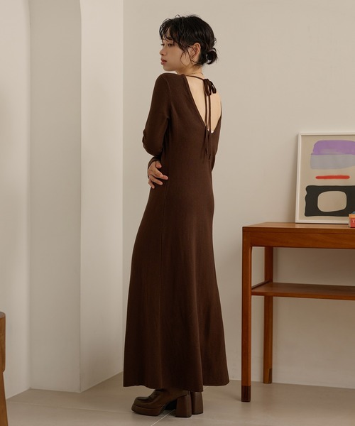 LAULEN（ローレン）の「back open ribbon knit one piece /バックオープンリボンロングニットワンピース（ワンピース・レディース・ブラウン/グレー/アイボリー/ブラック・FREE）」の4枚目の写真