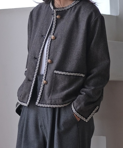 AKTE（アクテ）の「ツイードジャケット（ノーカラージャケット・レディース・アイボリー/チャコールグレー・FREE）」の2枚目の写真