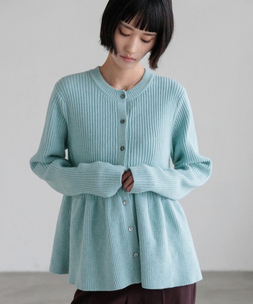 LOWRYS FARM（ローリーズファーム）の「ペプラムニットカーディガンＬＳ　603781（カーディガン/ボレロ・レディース・ベージュ/ブラック/ブルー/ライトブルー/グレー・FREE）」の4枚目の写真