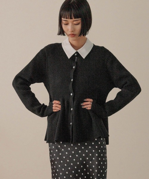 LOWRYS FARM（ローリーズファーム）の「ペプラムニットカーディガンＬＳ　603781（カーディガン/ボレロ・レディース・ベージュ/ブラック/ブルー/ライトブルー/グレー・FREE）」の2枚目の写真