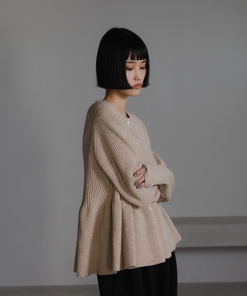 LOWRYS FARM（ローリーズファーム）の「ペプラムニットカーディガンＬＳ　603781（カーディガン/ボレロ・レディース・ベージュ/ブラック/ブルー/ライトブルー/グレー・FREE）」の22枚目の写真