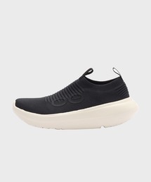 OOFOS（ウーフォス）の「【OOFOS/ウーフォス】OOmy Zen / ウーマイ ゼン - Chalk/Black -（スニーカー・メンズ）」