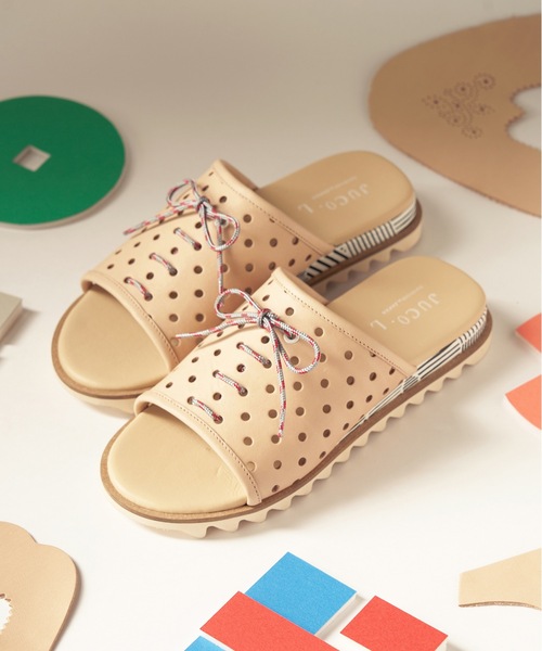 JUCO.（ジュコ）の「ホールサンダル（サンダル・レディース・ベージュ/ブラック・22.5cm/23.5cm/24.5cm/25.5cm/26.5cm）」の2枚目の写真