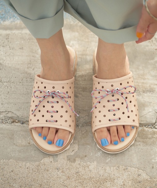 JUCO.（ジュコ）の「ホールサンダル（サンダル・レディース・ベージュ/ブラック・22.5cm/23.5cm/24.5cm/25.5cm/26.5cm）」の4枚目の写真