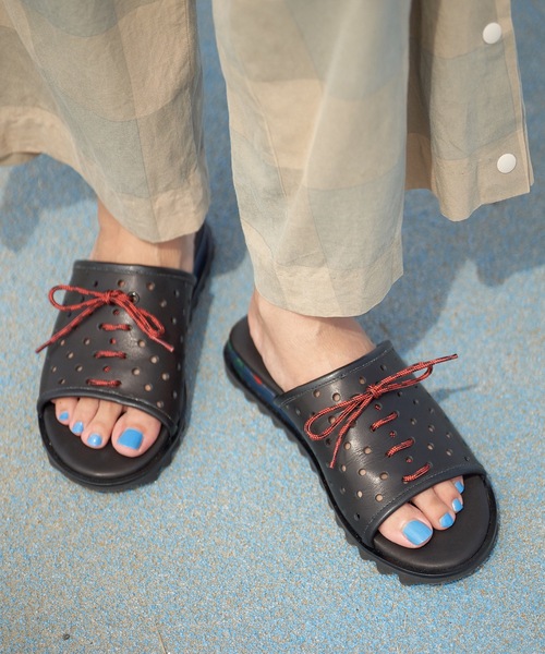 JUCO.（ジュコ）の「ホールサンダル（サンダル・レディース・ベージュ/ブラック・22.5cm/23.5cm/24.5cm/25.5cm/26.5cm）」の7枚目の写真