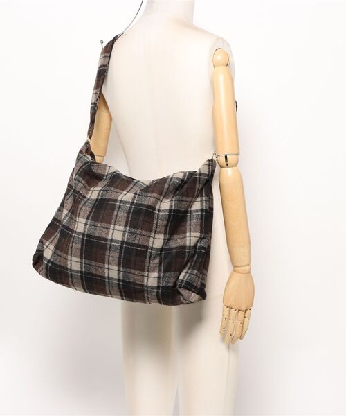LA VORAGINE（ラ ヴォラジネ）の「チェック柄大容量2wayショルダー