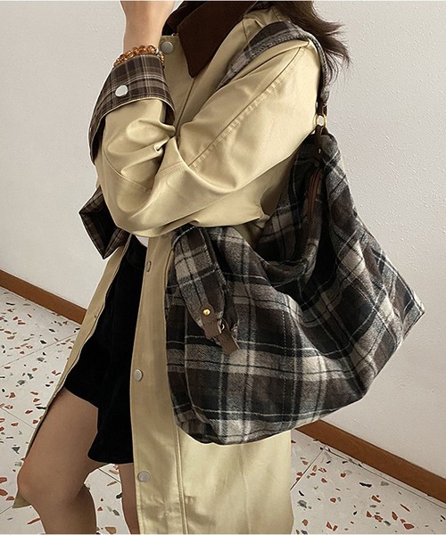 LA VORAGINE（ラ ヴォラジネ）の「チェック柄大容量2wayショルダー
