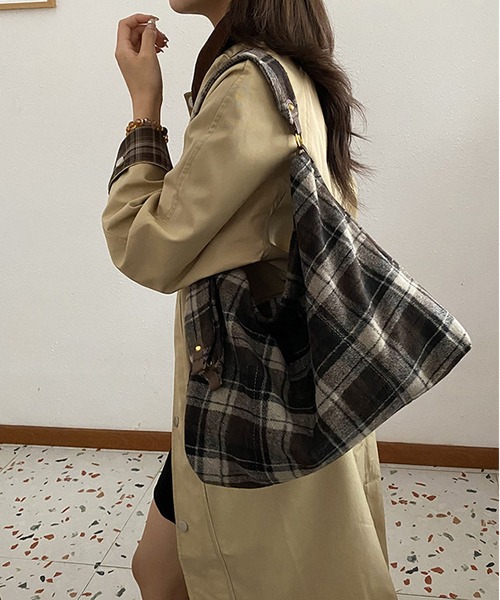 LA VORAGINE（ラ ヴォラジネ）の「チェック柄大容量2wayショルダー