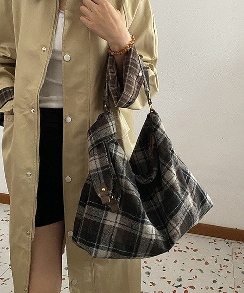 LA VORAGINE(ラ ヴォラジネ)の「チェック柄大容量2wayショルダーバッグ/トートバッグ(ショルダーバッグ・レディース・ブラウン/グリーン/イエロー/ブラック・FREE)」の14枚目の写真