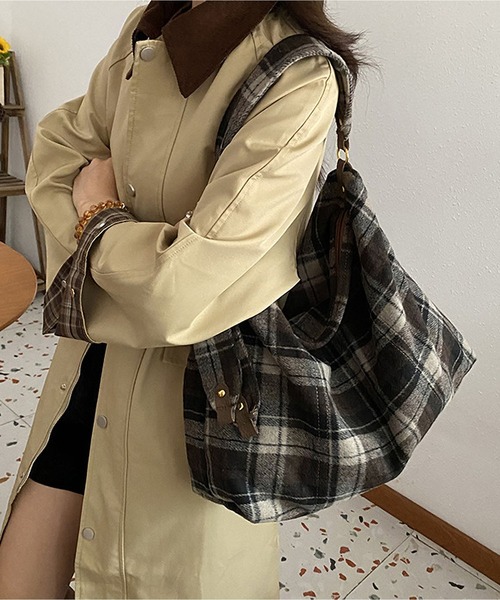 LA VORAGINE(ラ ヴォラジネ)の「チェック柄大容量2wayショルダーバッグ/トートバッグ(ショルダーバッグ・レディース・ブラウン/グリーン/イエロー/ブラック・FREE)」の11枚目の写真