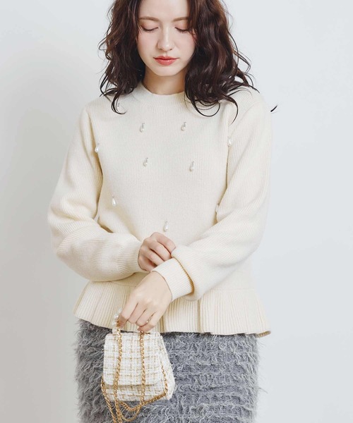 PICCIN PERLA(ピッチンペルラ)の「ティアドロップパールペプラムニット(ニット/セーター・レディース・オフホワイト/ブラック/レッド・M)」の4枚目の写真