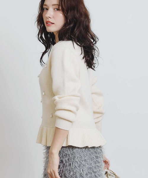 PICCIN PERLA(ピッチンペルラ)の「ティアドロップパールペプラムニット(ニット/セーター・レディース・オフホワイト/ブラック/レッド・M)」の5枚目の写真