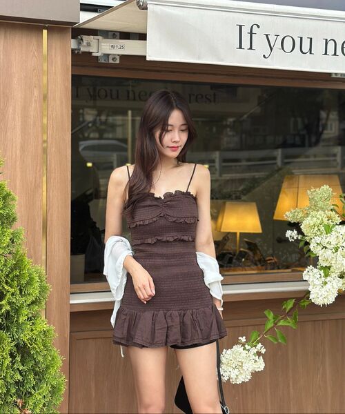 LADY VOLUME（レディーボリューム）の「フリルスモックミニドレス (ブラウン)（ワンピース・レディース・その他・SMALL/MEDIUM）」の8枚目の写真