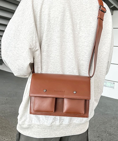 florist（フローリスト）の「【ユニセックス・2WAY】レザーライクダブルポケットショルダーバッグ（ショルダーバッグ・メンズ・ブラック/ホワイト/キャメル/ベージュ・FREE）」の4枚目の写真