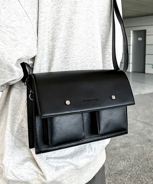 florist（フローリスト）の「【ユニセックス・2WAY】レザーライクダブルポケットショルダーバッグ（ショルダーバッグ・メンズ・ブラック/ホワイト/キャメル/ベージュ・FREE）」の6枚目の写真