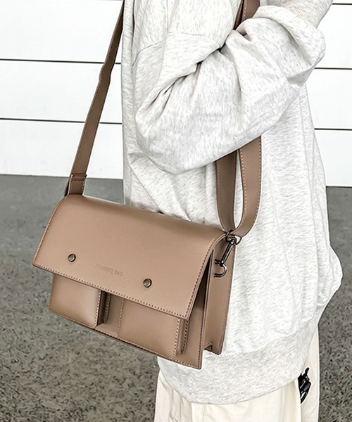 florist（フローリスト）の「【ユニセックス・2WAY】レザーライクダブルポケットショルダーバッグ（ショルダーバッグ・メンズ・ブラック/ホワイト/キャメル/ベージュ・FREE）」の8枚目の写真